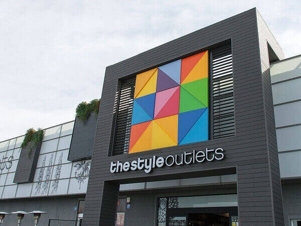 Sabe aquele ditado que diz que a primeira impressão é a que fica? No mundo dos negócios, ele não é apenas um ditado, é uma regra de sobrevivência. Imagine que você está caminhando por uma rua movimentada em São Paulo e precisa entrar em uma loja.